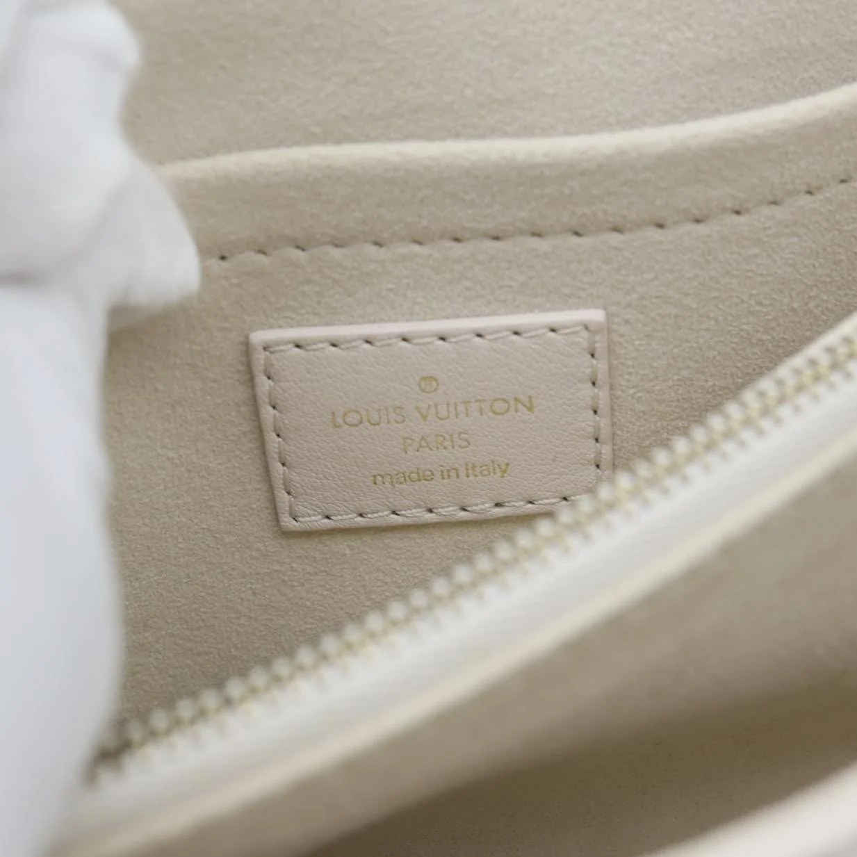 LOUIS VUITTON New Wave Hold Me Calfskin Leather Crossbody Bag Off white - Image 14
