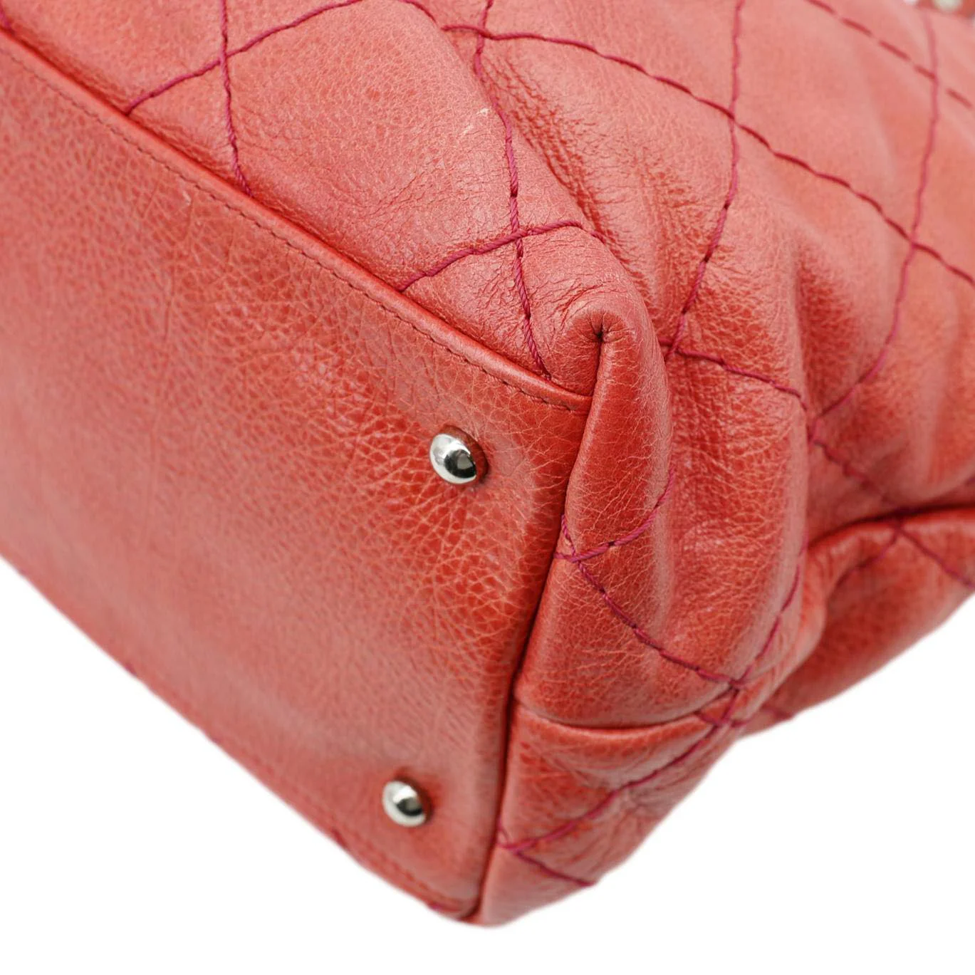 CHANEL On The Road Large Glazed Quilted Calfskin Leather Tote Bag Red - Image 8