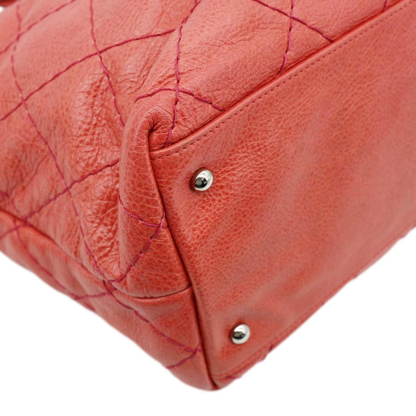 CHANEL On The Road Large Glazed Quilted Calfskin Leather Tote Bag Red - Image 9