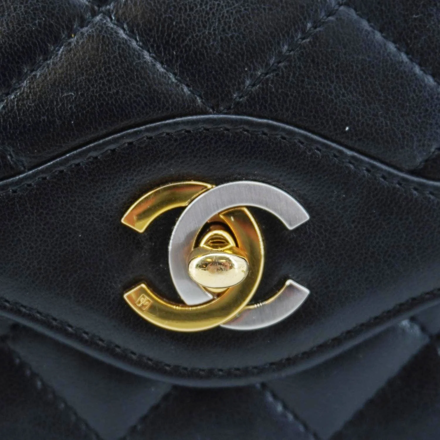 CHANEL Paris Two-Tone CC Logo Quilted Leather Shoulder Bag Black - Image 13