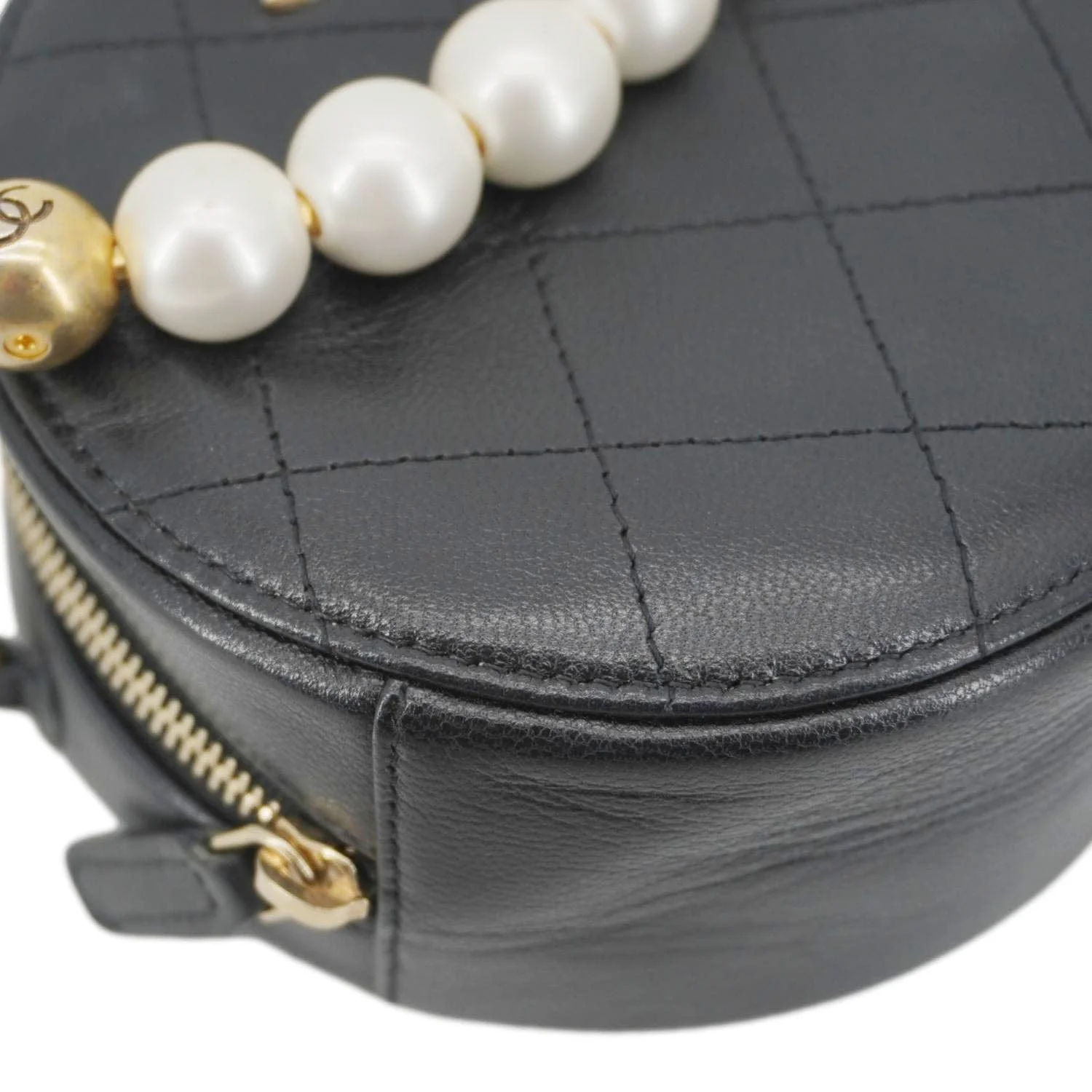 CHANEL Round Chic Pearls Quilted Leather Crossbody Bag Black - Image 7