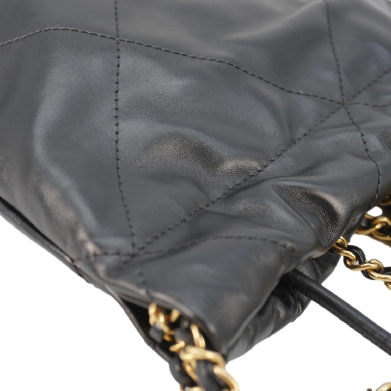 CHANEL Pearl 22 Shiny Crumpled Leather Crossbody Bag Black - Image 6