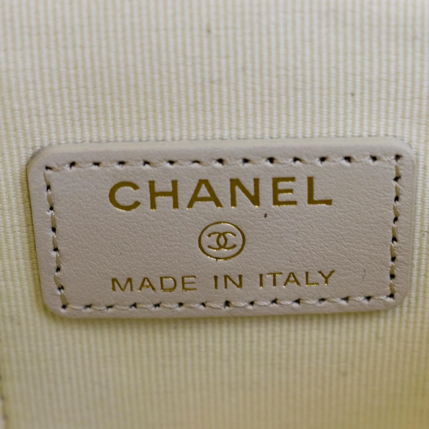CHANEL Vanity Case Quilted Leather Crossbody Bag White - Image 11