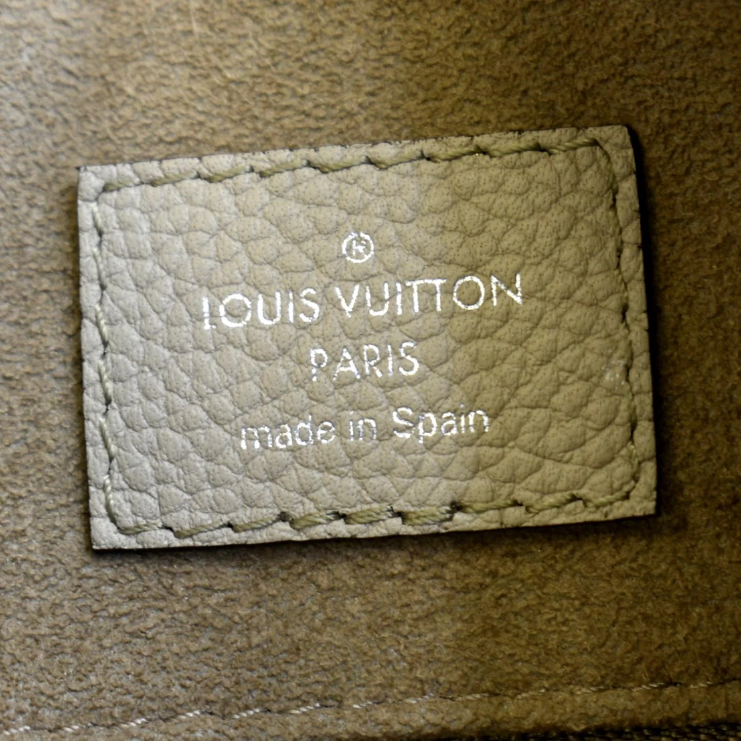 LOUIS VUITTON Beaubourg Mahina MM Leather Hobo Shoulder Bag Beige - Image 11
