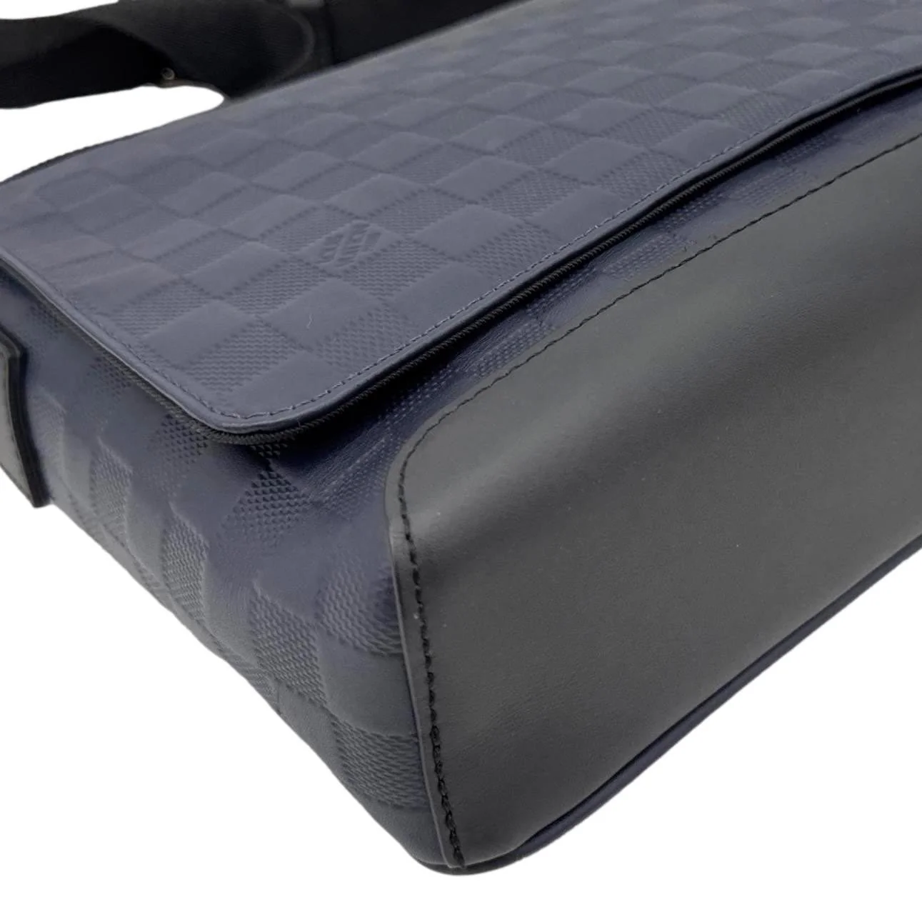 LOUIS VUITTON District Damier Infini Messenger Bag Navy Blue - Image 9