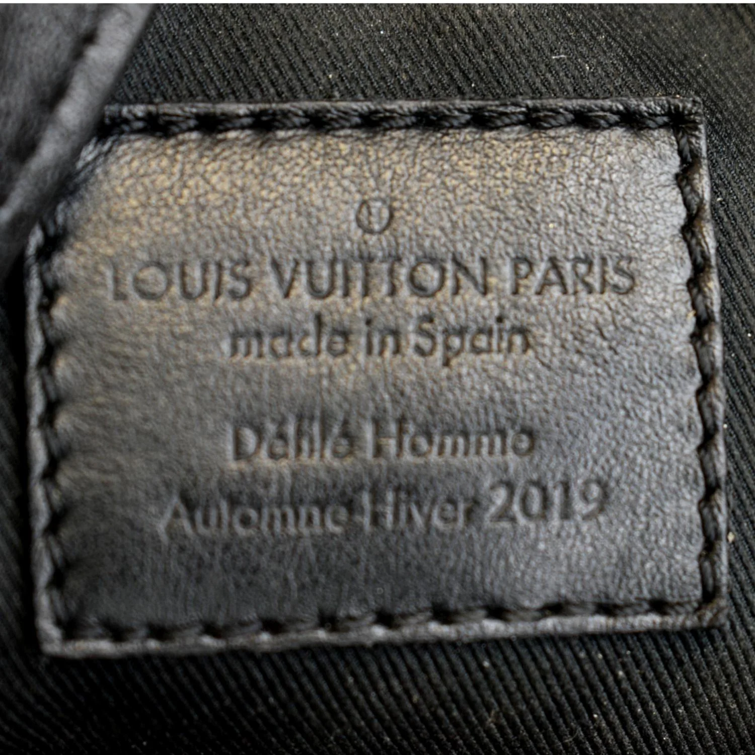 LOUIS VUITTON Sac Danube Taiga Messenger Crossbody Bag Black - Image 11