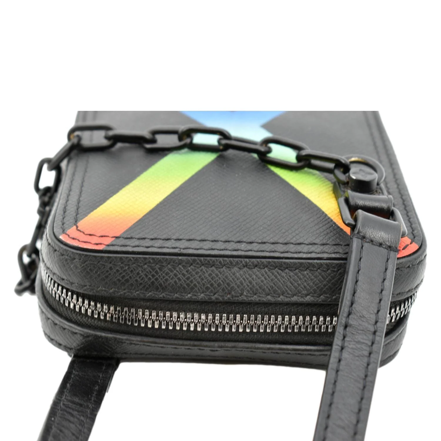 LOUIS VUITTON Sac Danube Taiga Messenger Crossbody Bag Black - Image 4