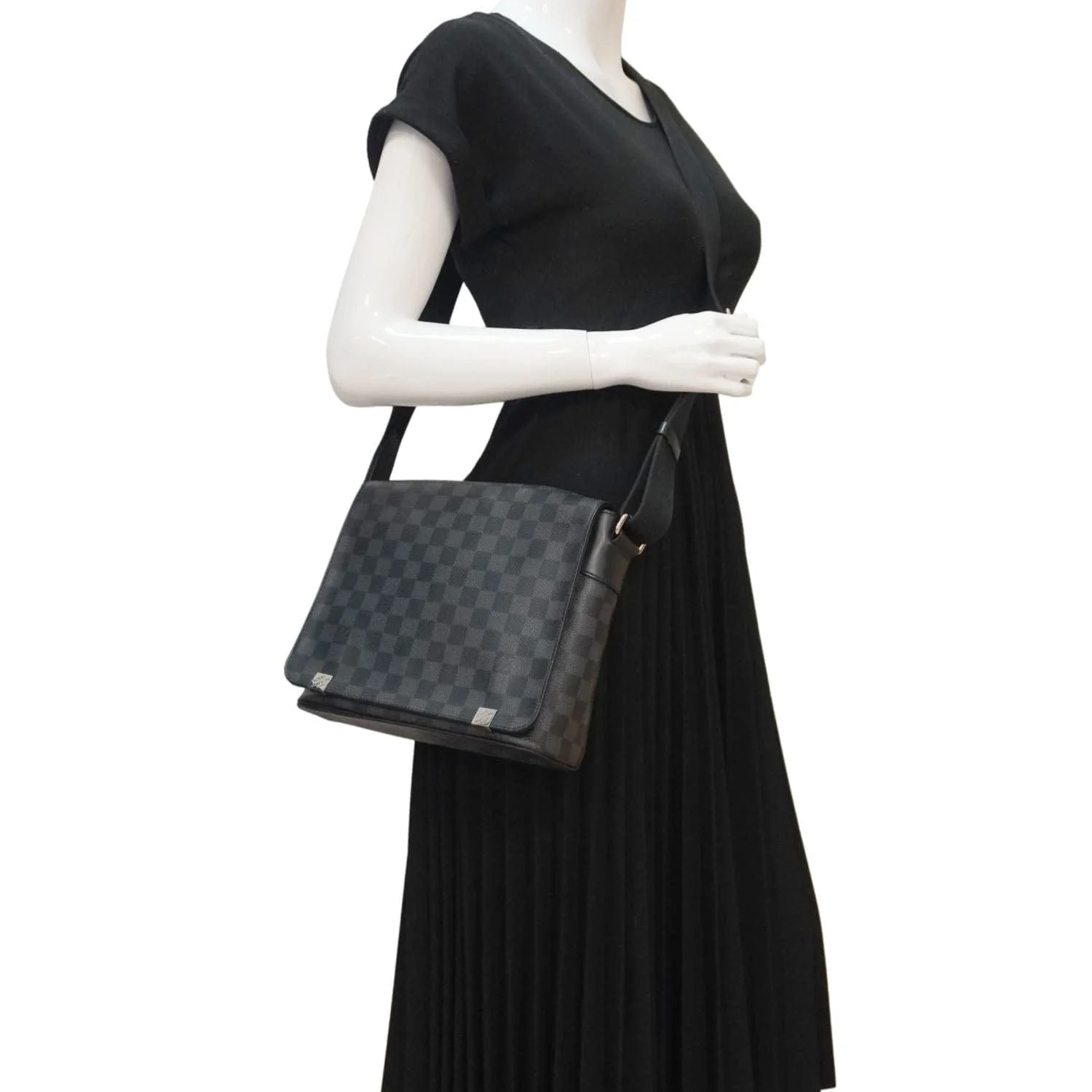 LOUIS VUITTON District PM Messenger Damier Graphite Messenger Bag Black - Image 2
