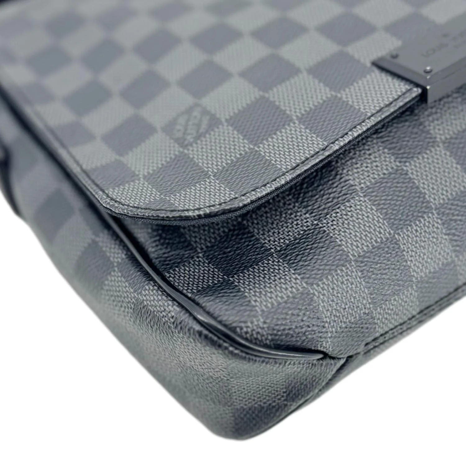 LOUIS VUITTON District MM Damier Graphite Messenger Bag Black - Image 10