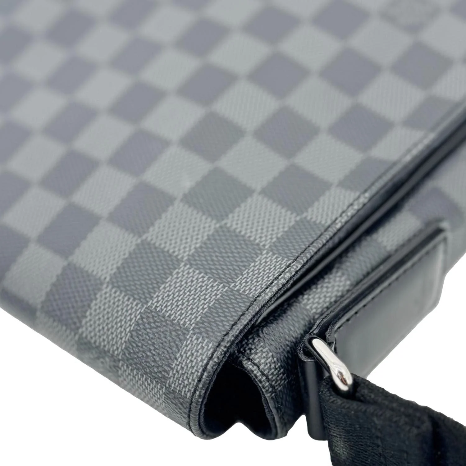 LOUIS VUITTON District MM Damier Graphite Messenger Bag Black - Image 11