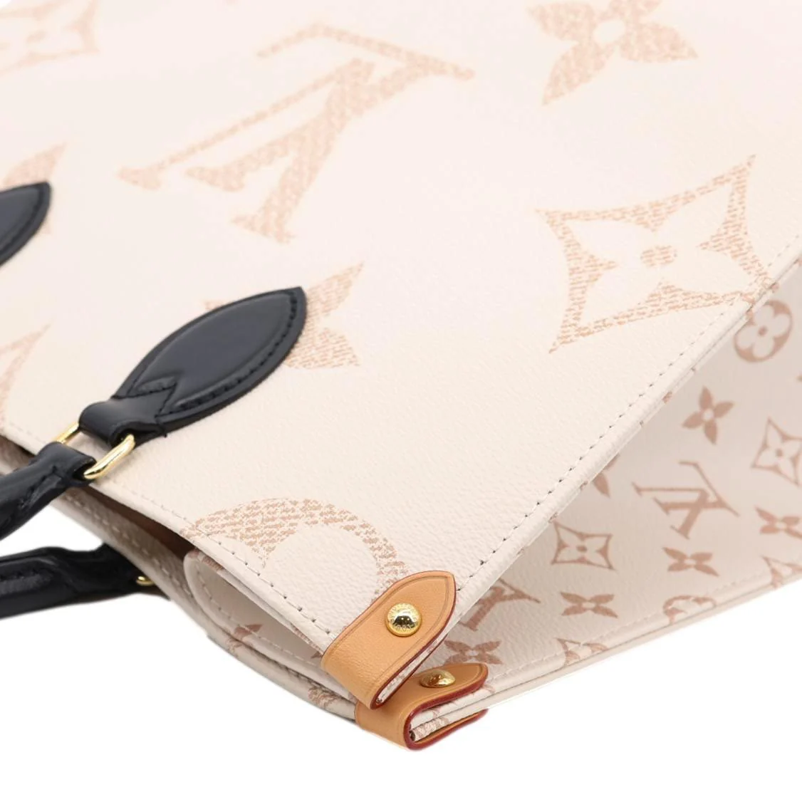 LOUIS VUITTON Onthego MM Giant Monogram Dune Tote Bag Cream - Image 7
