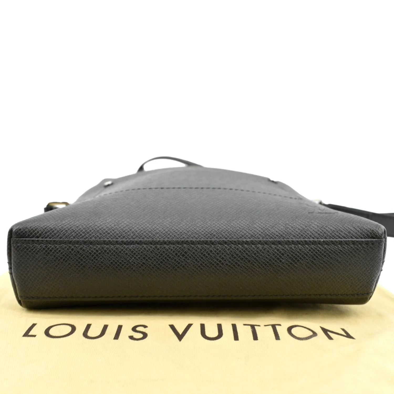 LOUIS VUITTON Grigori Pochette Taiga Leather Crossbody Bag Black - Image 10