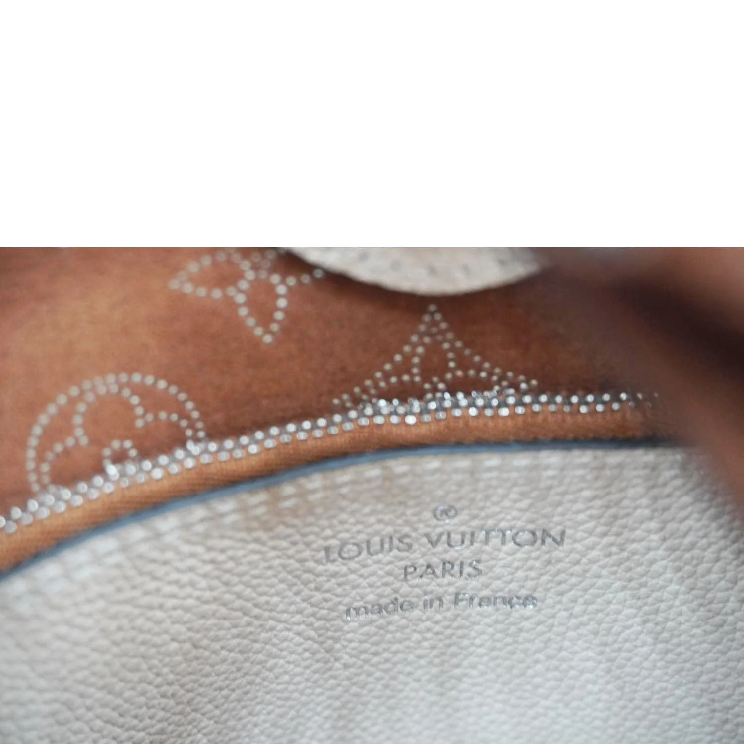 LOUIS VUITTON Carmel Mahina Leather Hobo Bag Cream - Image 15