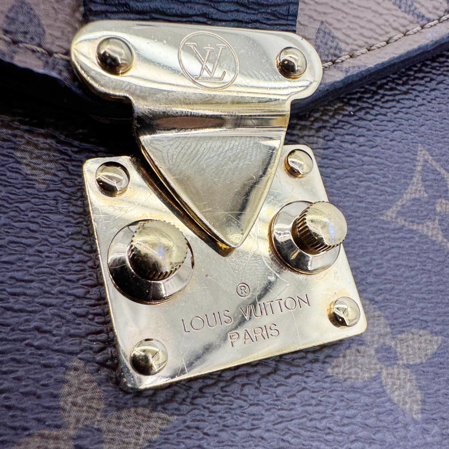 LOUIS VUITTON Metis Pochette Reverse Monogram Canvas Crossbody Bag Brown - Image 11