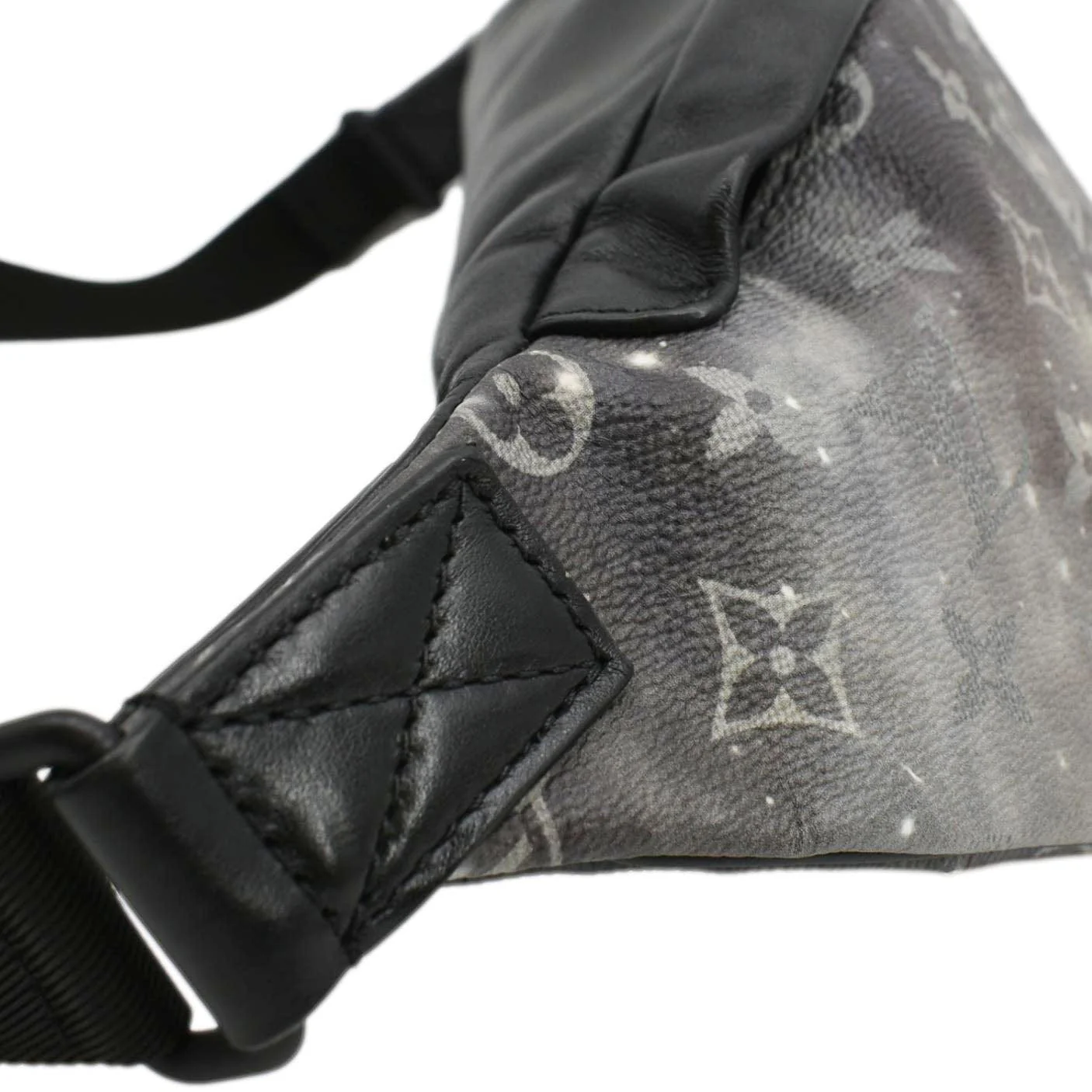 LOUIS VUITTON Discovery Monogram Galaxy Bumbag Black - Image 5