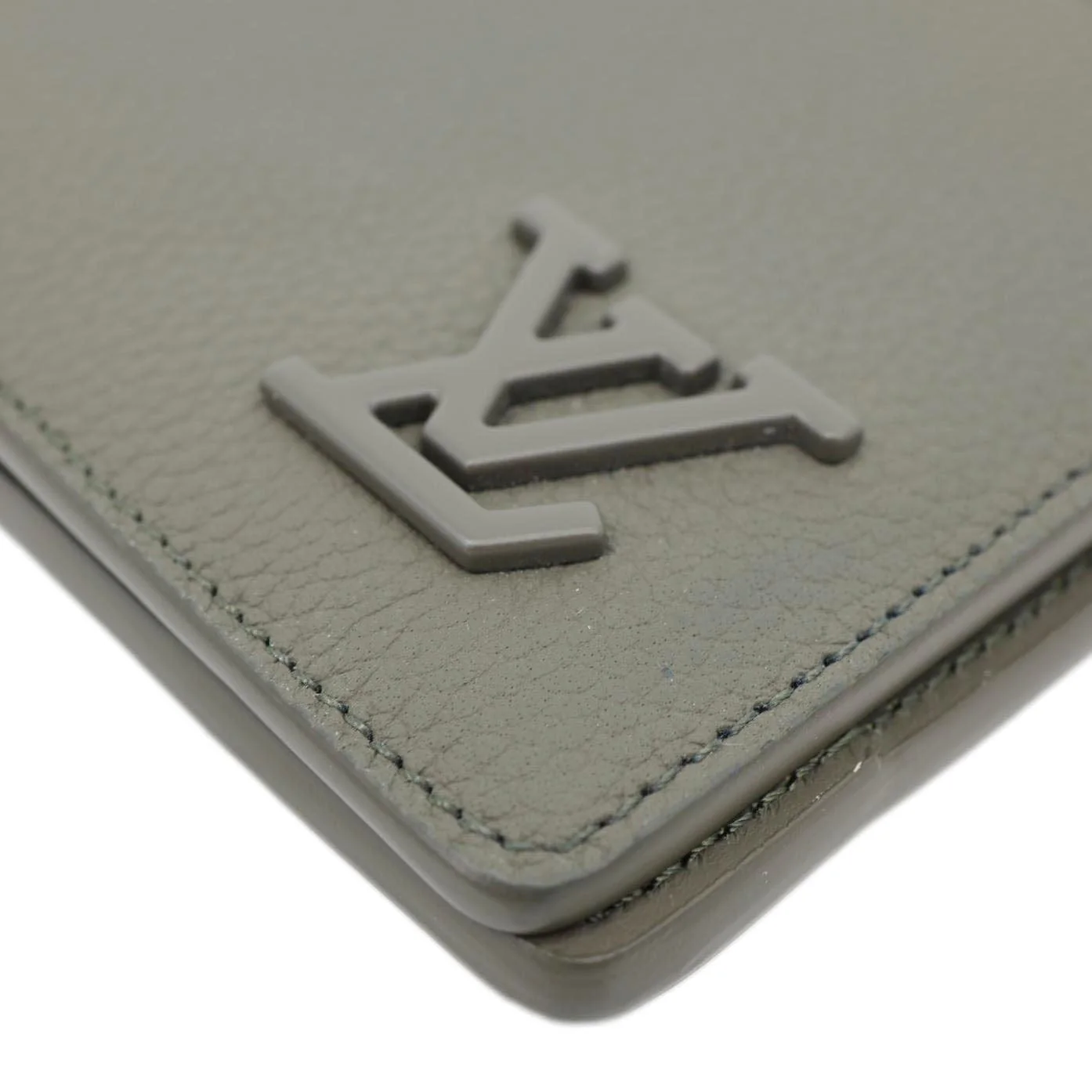 LOUIS VUITTON Multiple Wallet Aerogram Grained Calfskin Leather Clutch Green - Image 7