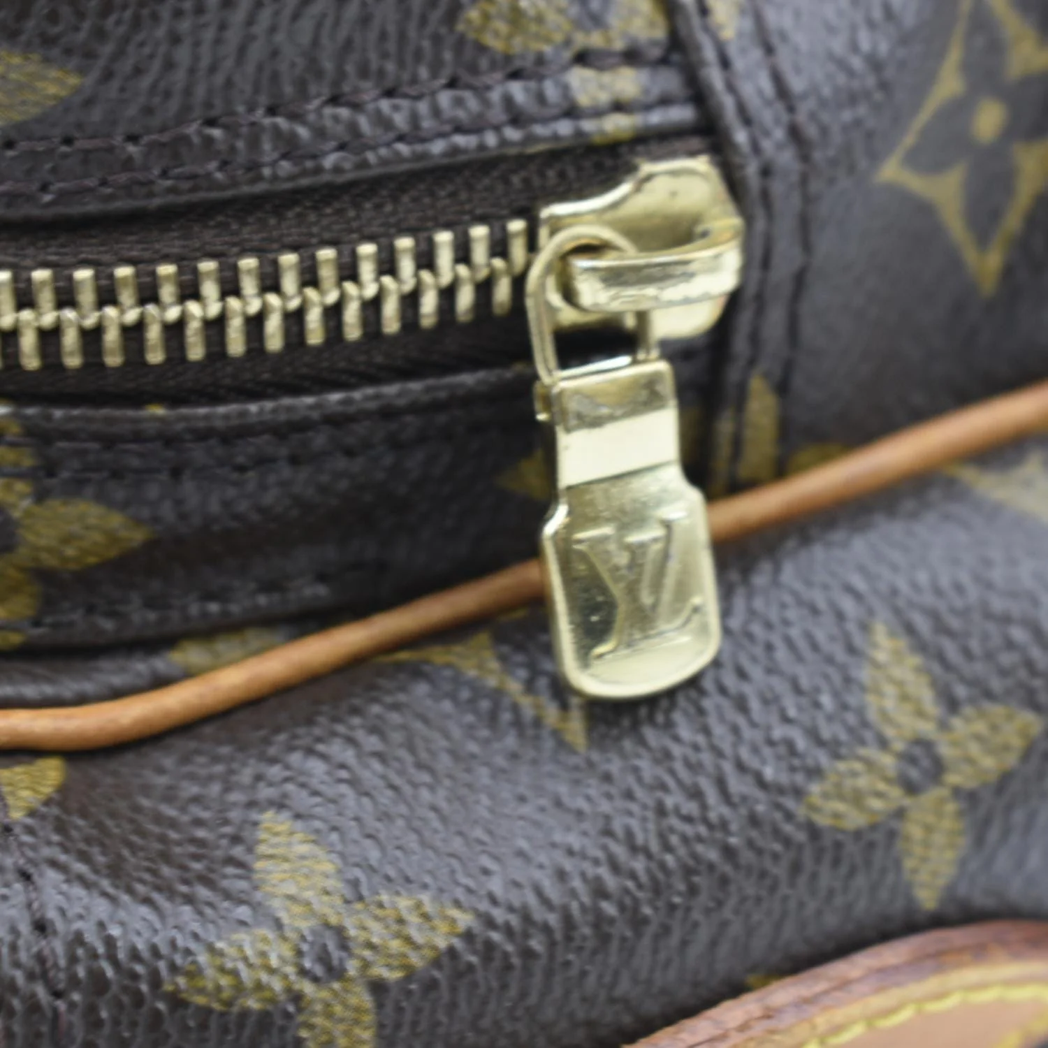LOUIS VUITTON Nile Vintage Monogram Canvas Crossbody Shoulder Bag - Image 10