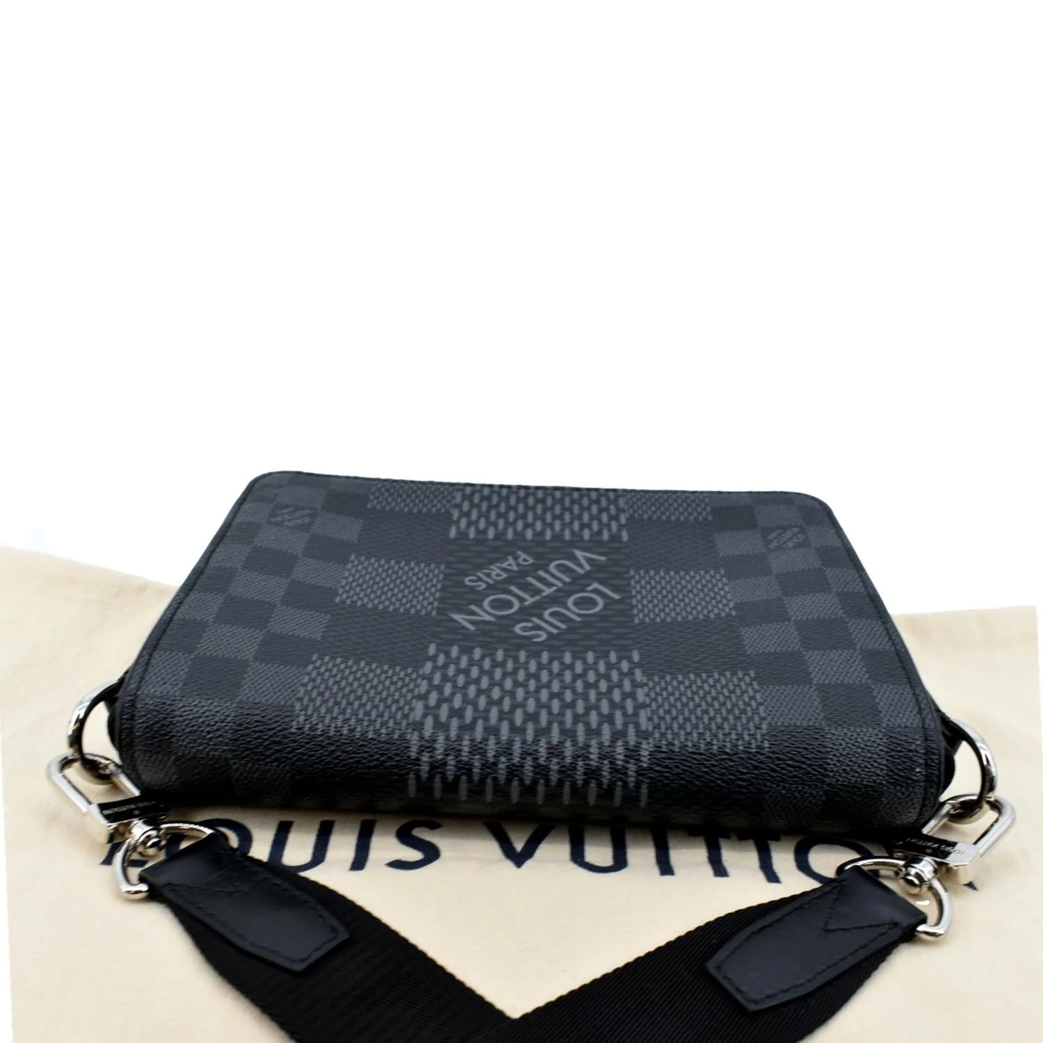 LOUIS VUITTON Studio Damier Graphite Messenger Bag Black - Image 4