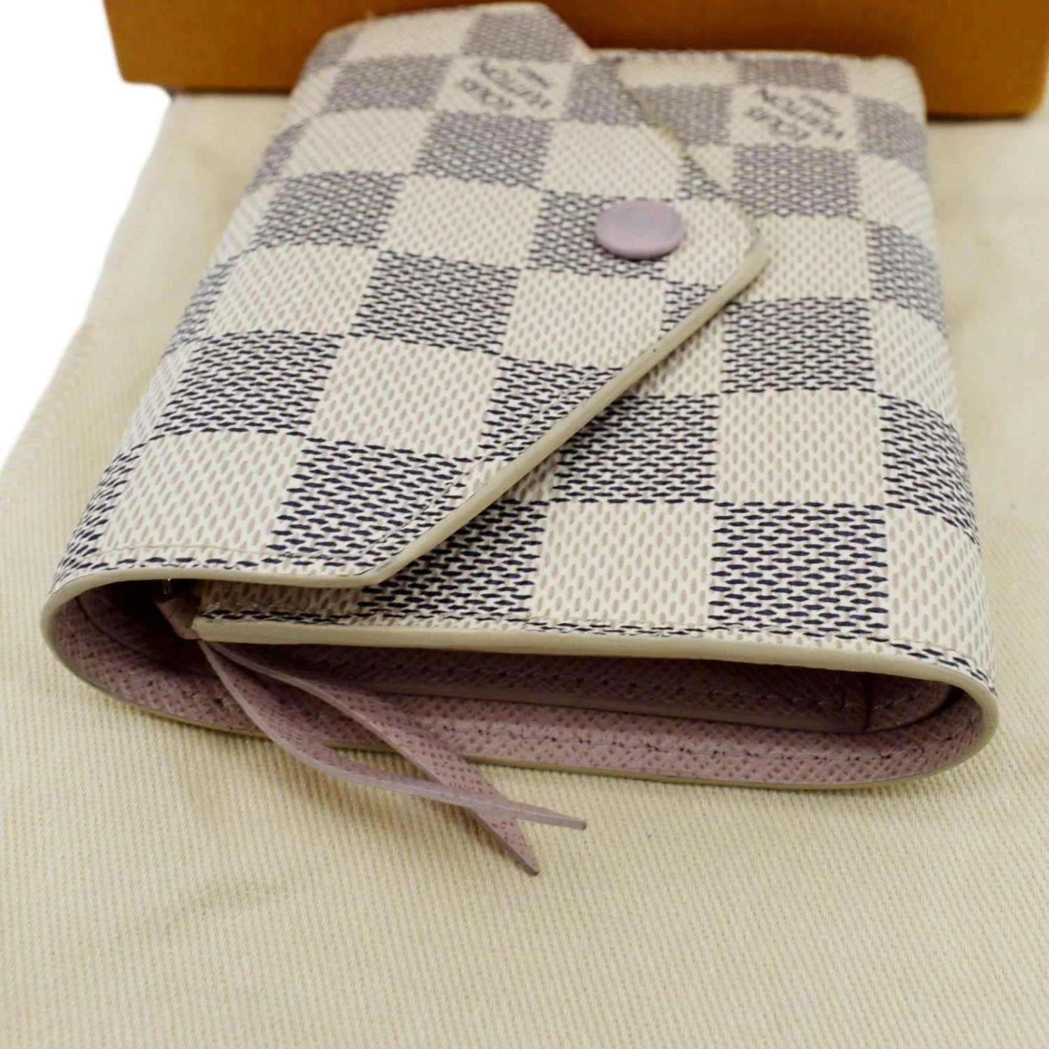 LOUIS VUITTON Victorine Damier Azur Wallet White - Image 6