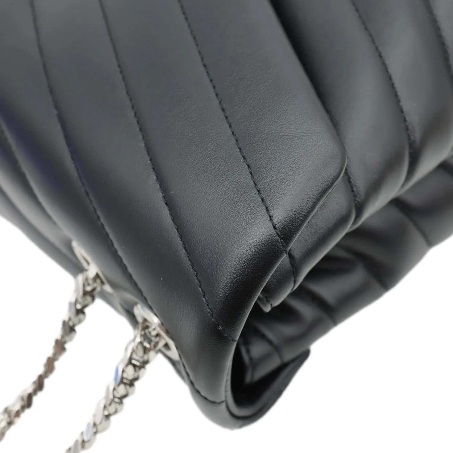 YVES SAINT LAURENT Loulou Medium Quilted Leather Crossbody Bag Black - Image 4